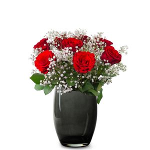 Rote Rosen mit Schleierkraut mit Vase