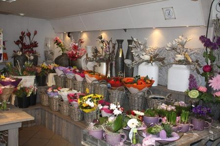 Boeketten wand van bloemenwinkel Het Onderhuis