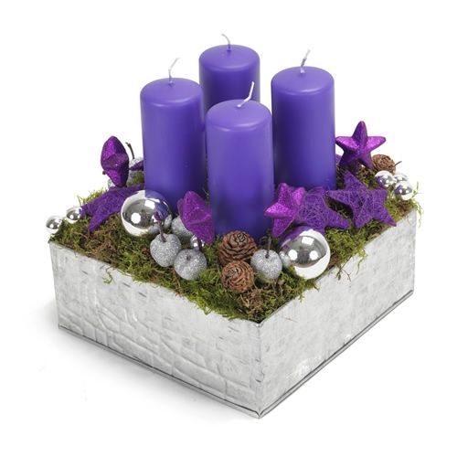 Kerststuk met 4 paarse kaarsen