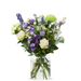 Blau-weißer Blumenstrauß mit Vase