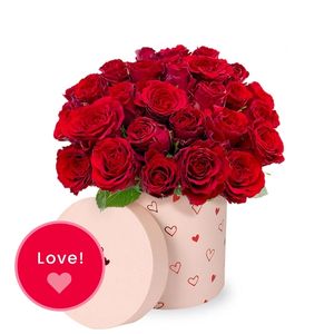 30 roses rouges dans une boîte à chapeau amour