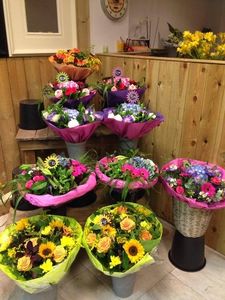 Mooie boeketten van Flower Design in de winkel in Winsum