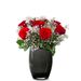 Rote Rosen mit Schleierkraut mit Vase